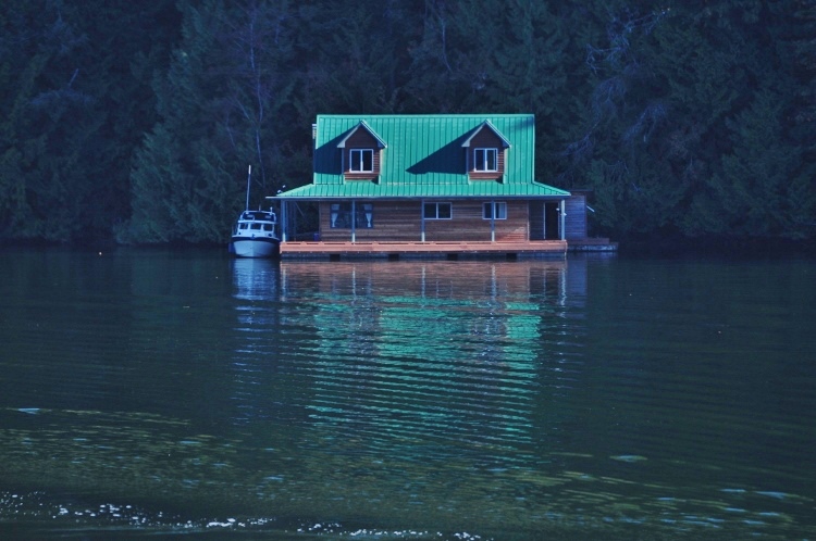houseboat